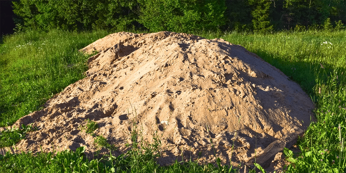 Rasen sanden: Erste Hilfe bei verdichteten und lehmigen Böden - RasenExpert